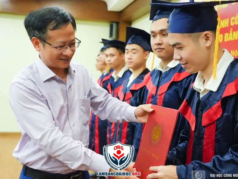 Làm Bằng Cao Đẳng Giả Uy Tín, Giá Rẻ - Giải Pháp Nhanh Chóng Cho Nhu Cầu Việc Làm
