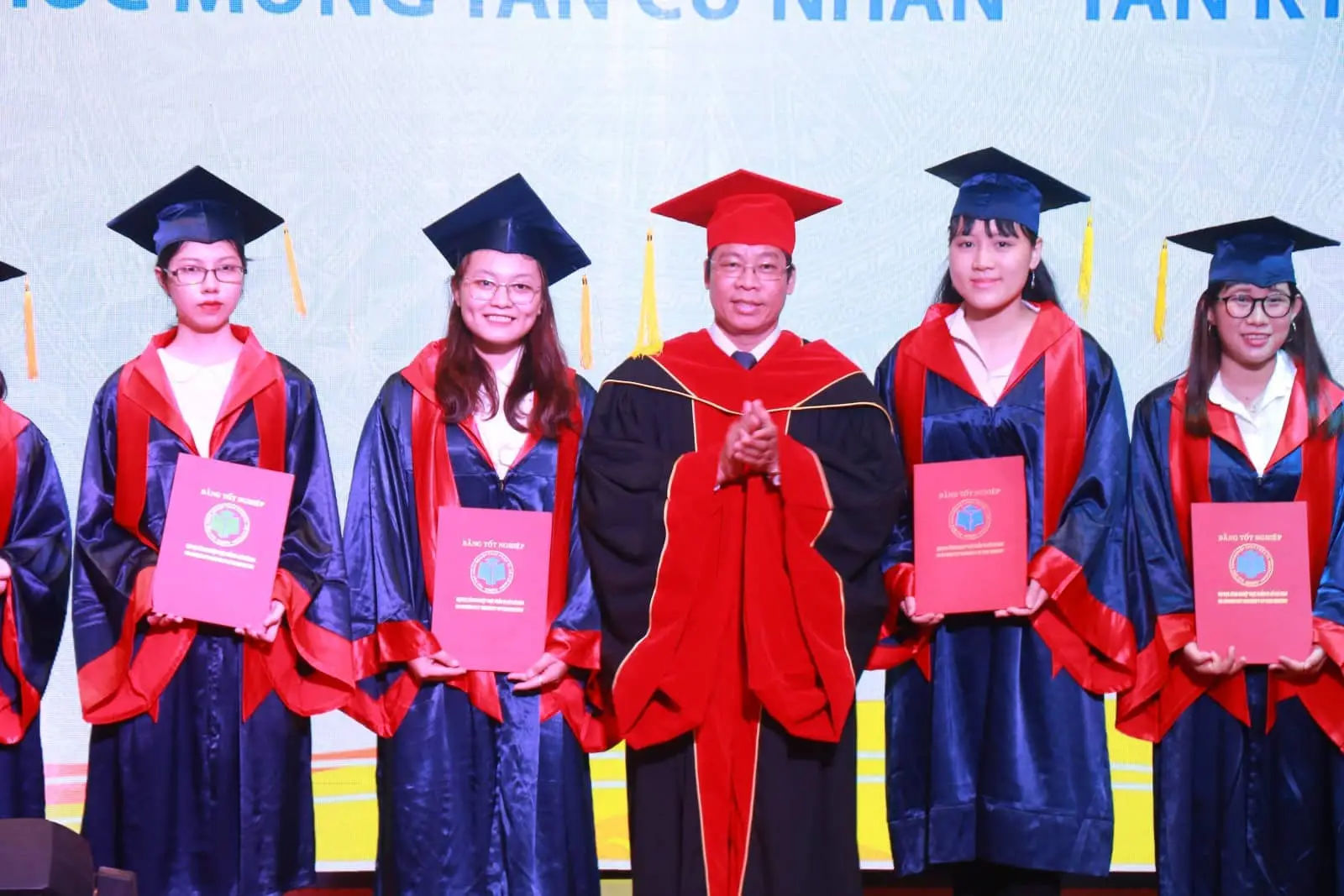 Làm Bằng Thật - Nâng Cao Cơ Hội Thăng Tiến Trong Công Việc
