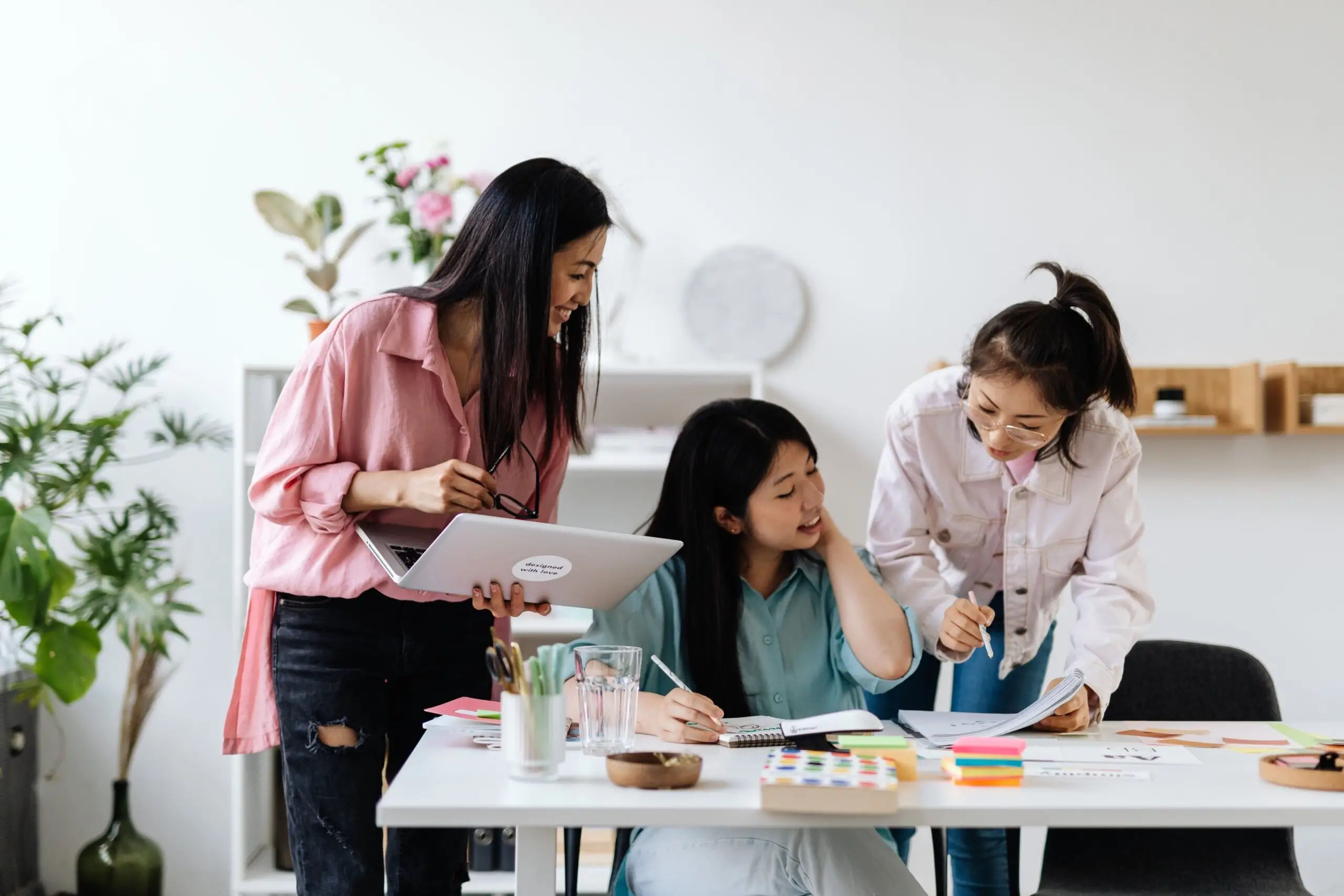 Nên Học nghề gì cho nữ có bằng cấp 3? Những ngành nghề HOT nhất hiện nay!