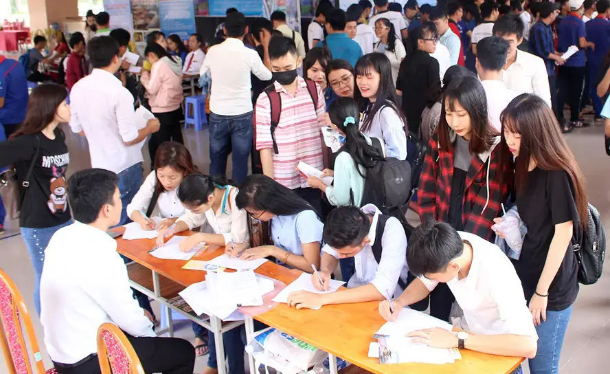 Sinh viên có nên đi làm thêm? Lợi ích, thách thức và kinh nghiệm