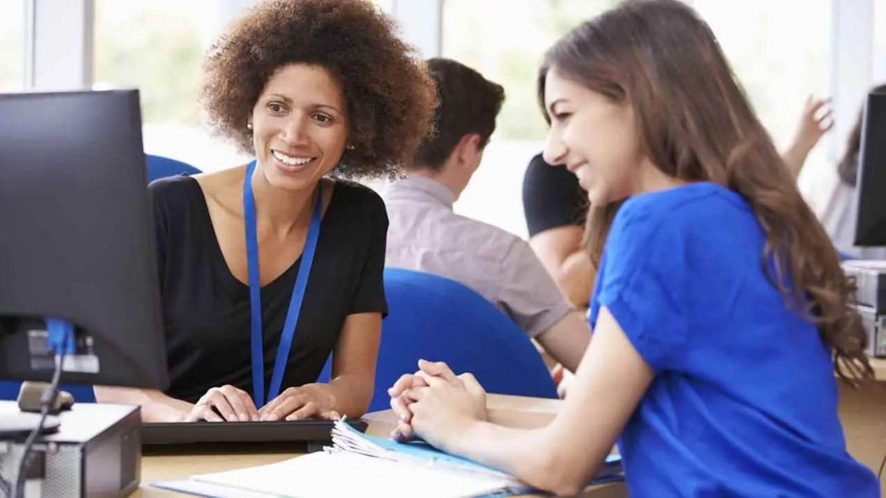 Sinh viên có nên đi làm thêm? Lợi ích, thách thức và kinh nghiệm