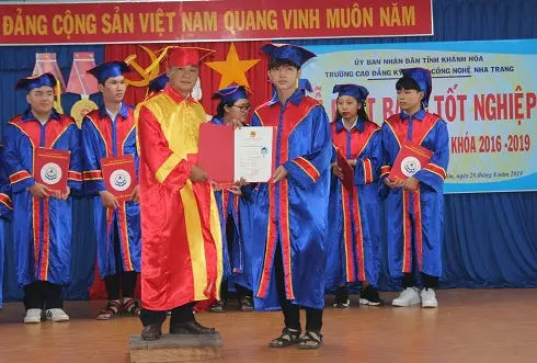 Thời điểm vàng <strong>làm bằng cao đẳng</strong> – đừng bỏ lỡ”></div>
<h3><strong> Tăng cơ hội xin việc</strong></h3>
<p>Bằng cao đẳng là tấm bằng được công nhận rộng rãi bởi các doanh nghiệp, giúp bạn tăng khả năng trúng tuyển vào các vị trí yêu cầu trình độ từ cao đẳng trở lên.</p>
<p>Với kiến thức chuyên môn vững vàng, bạn sẽ có lợi thế hơn so với những ứng viên chỉ có bằng THPT hoặc trung cấp khi xin việc.</p>
<h3><strong> Mức lương cao hơn</strong></h3>
<p>So với người chỉ có bằng THPT hoặc trung cấp, người có Bằng cao đẳng thường được trả mức lương cao hơn, tương xứng với trình độ chuyên môn của mình.</p>
<p>Theo thống kê, mức lương trung bình của người có Bằng cao đẳng cao hơn khoảng 20-30% so với người chỉ có bằng THPT.</p>
<h3><strong> Cơ hội thăng tiến</strong></h3>
<p>Trong nhiều ngành nghề, Bằng cao đẳng là điều kiện cần để được thăng tiến lên các vị trí quản lý hoặc chuyên gia.</p>
<p>Với kiến thức chuyên sâu và kỹ năng thực hành được đào tạo, bạn sẽ có nhiều cơ hội để phát triển sự nghiệp trong tương lai.</p>
<h2 id=