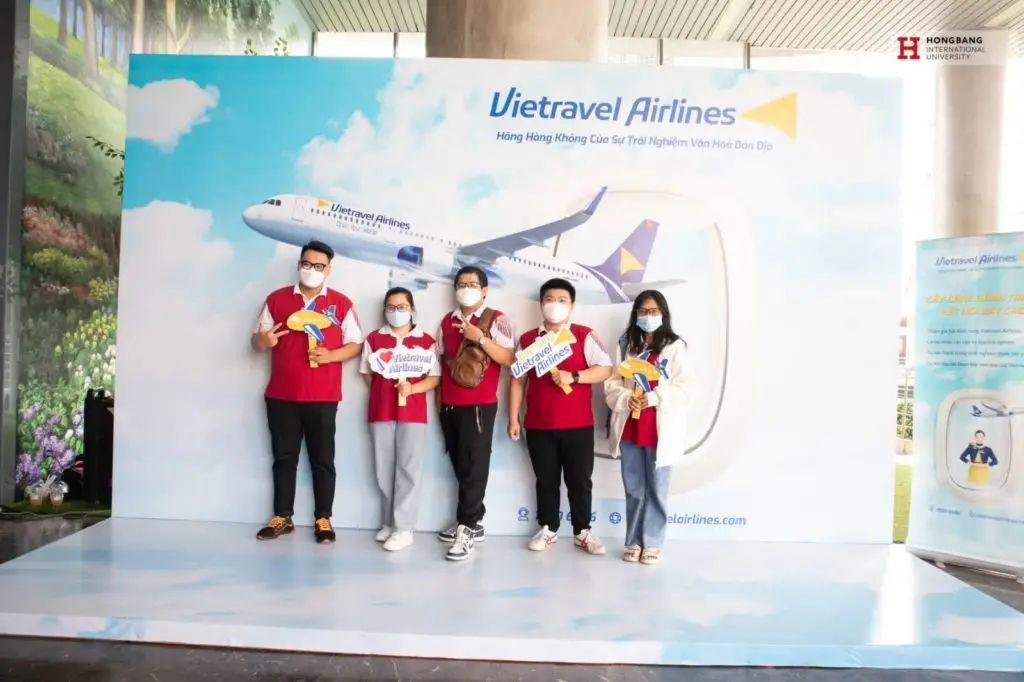 Tiếp Viên Hàng Không Có Cần Bằng Đại Học? Khám Phá Sự Thật!