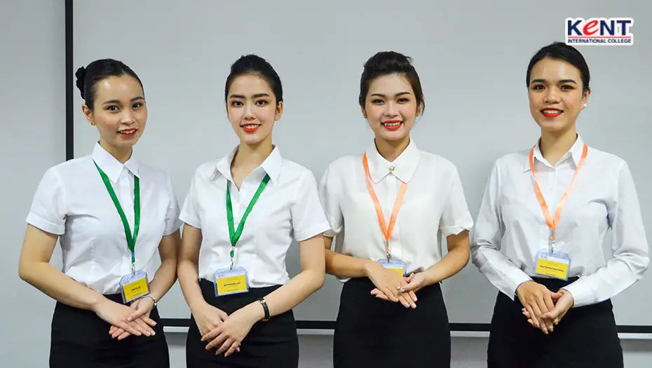 Tiếp Viên Hàng Không Có Cần Bằng Đại Học? Khám Phá Sự Thật!