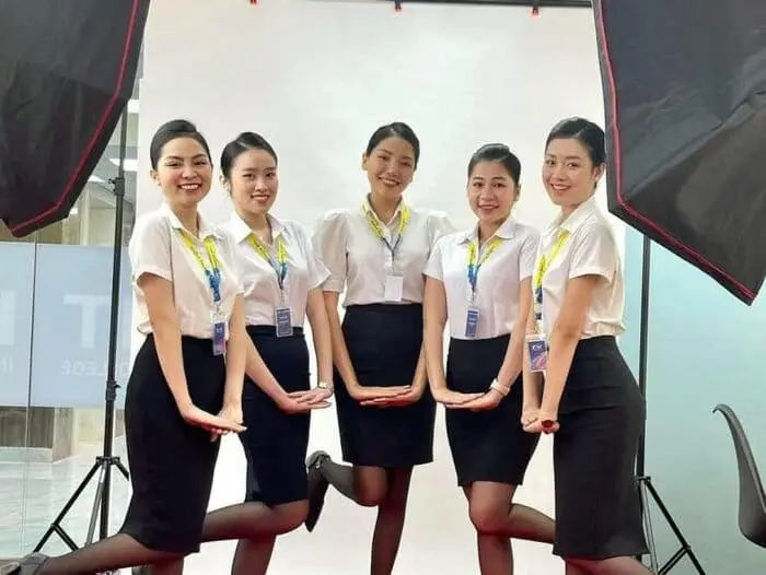Tiếp Viên Hàng Không Có Cần Bằng Đại Học? Khám Phá Sự Thật!