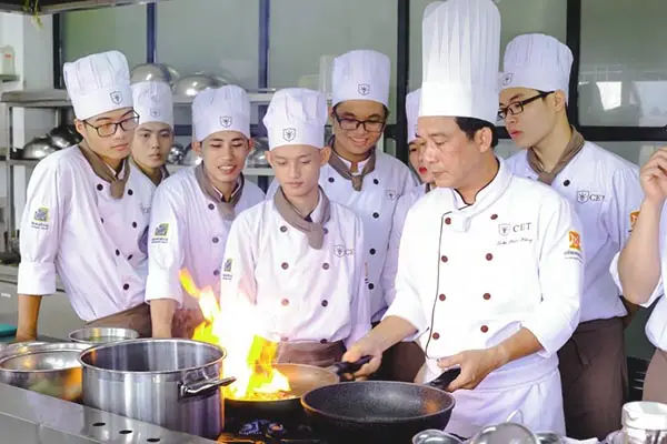 Ưu điểm  Nhược điểm của Nghề Đầu Bếp: Nên hay Không Nên Chọn?