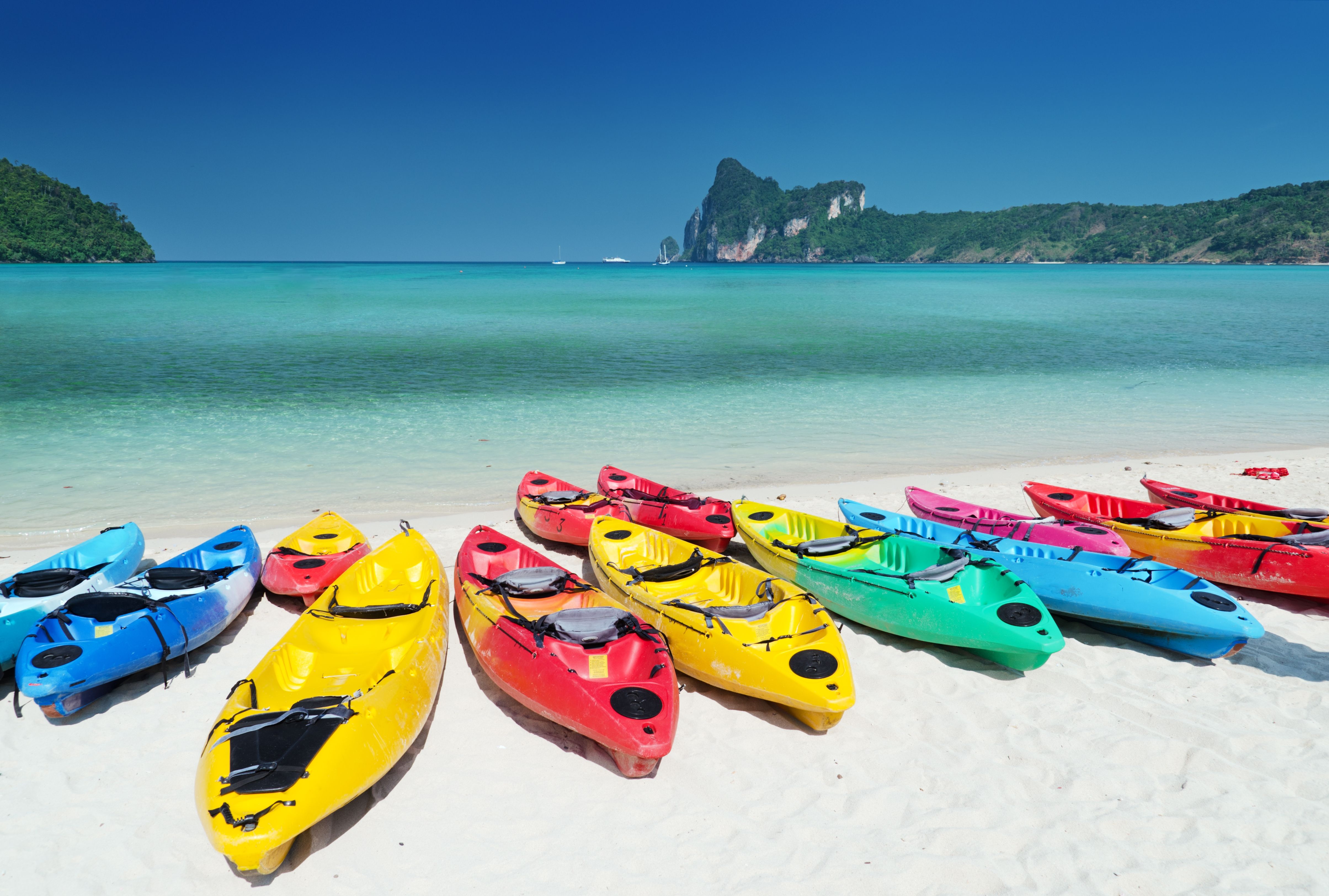 Kayaks-on-beach-Depositphotos_5977473_xl-2015