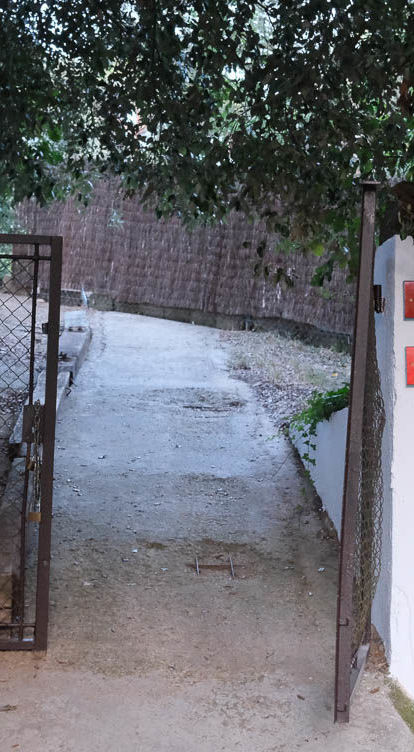 Puerta entrada abierta Sarana Vihara.