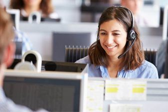 Anglo Pacific Baggage Coordinator helping customers to coordinate their baggage shipments