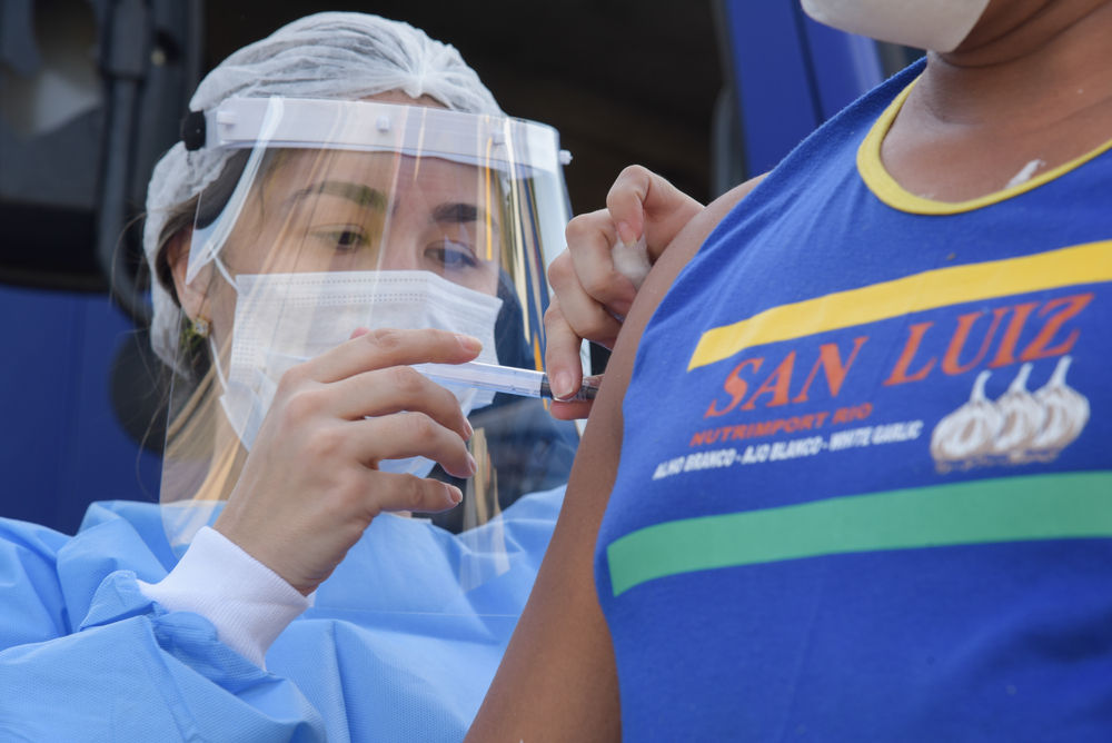 Desde 1975, brasileiros são obrigados a receber uma série de vacinas para garantir a saúde pública. (Fonte: Shutterstock)