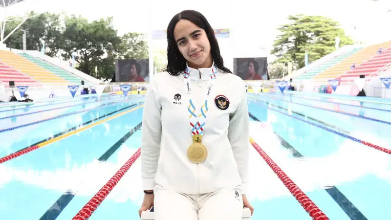 Atlet renang Indonesia bersiap di garis start Nagoya Civic Indoor Swimming Pool