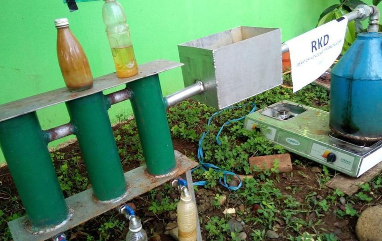 Inovasi Alat Pengubah Sampah Plastik Menjadi Minyak yang Unik