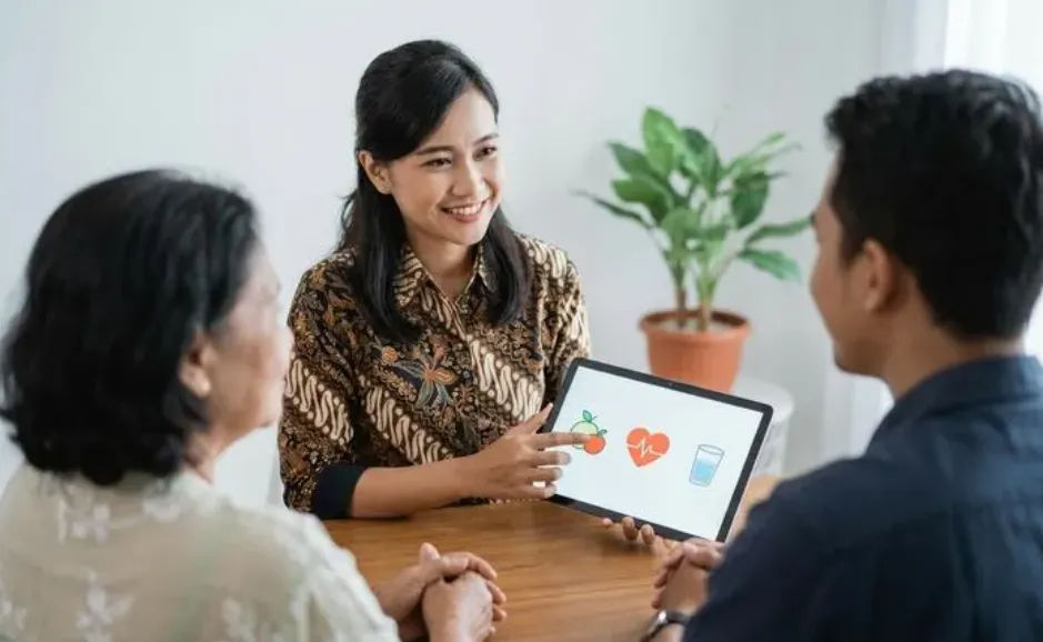Pasangan berkonsultasi dengan dokter mengenai kesehatan reproduksi