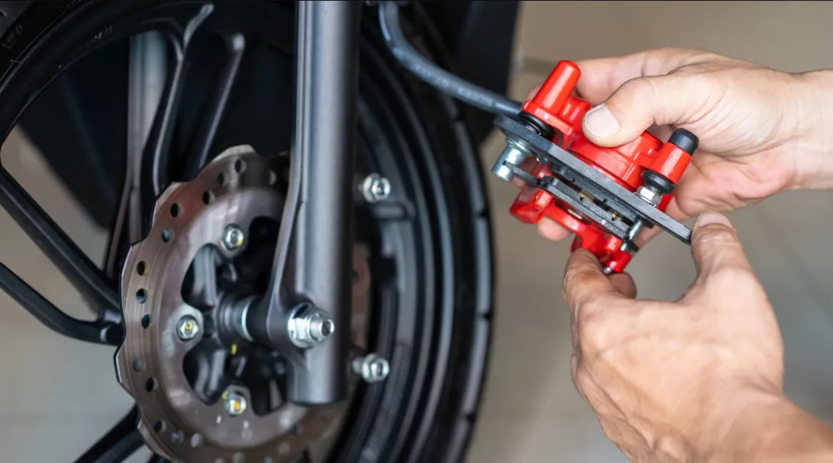 Pengecekan komponen sistem pengereman cakram motor