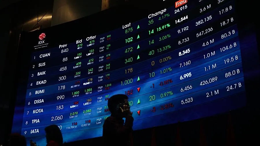 Pergerakan layar bursa efek Indonesia yang menunjukkan tren penurunan merah