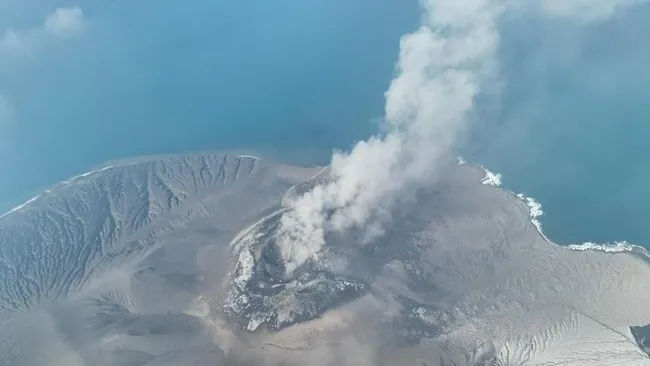 Erupsi Gunung Anak Krakatau yang mengeluarkan material vulkanik ke atmosfer pada September 2026