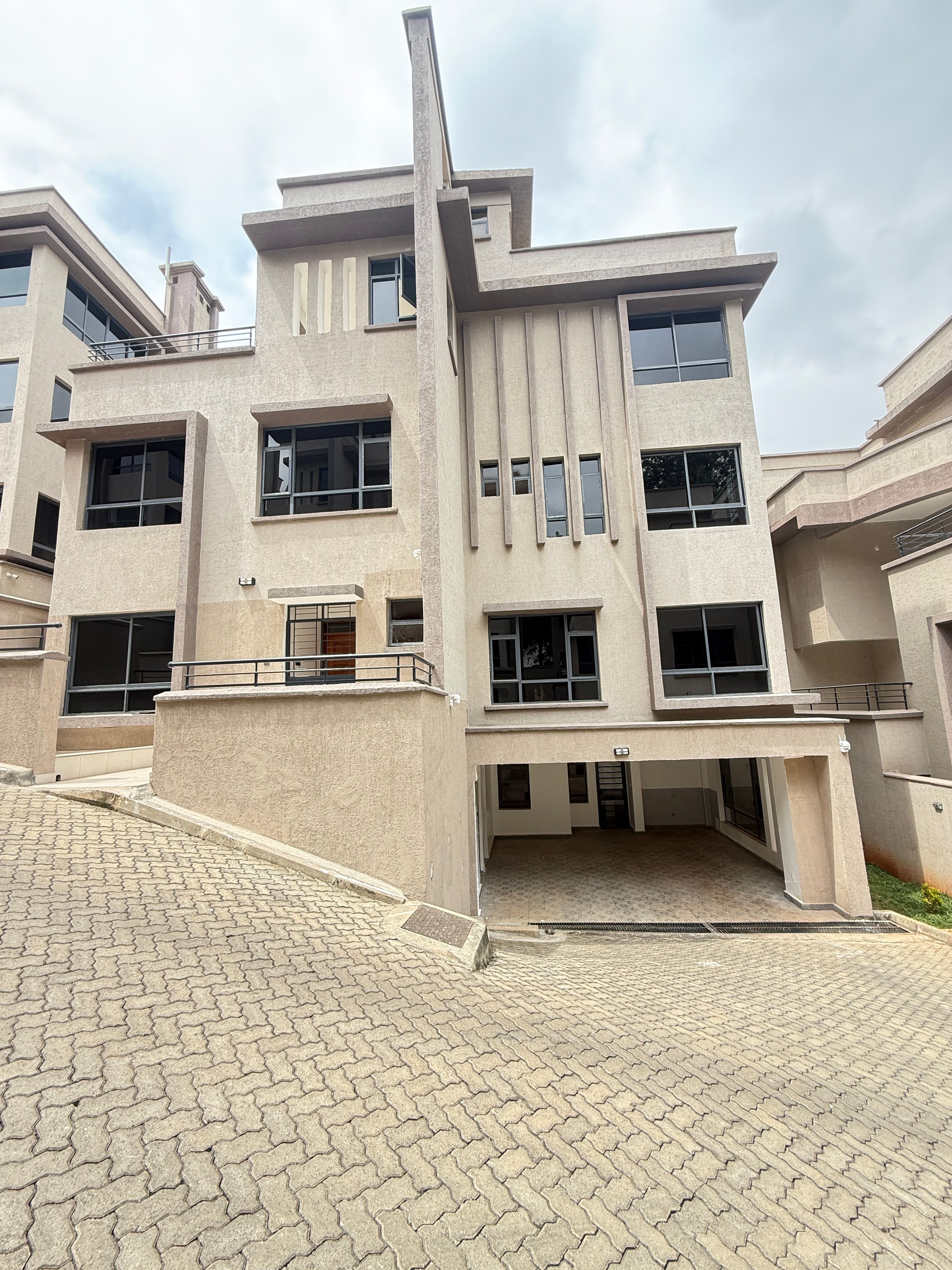 5 Bed Townhouse in Lavington, Nairobi - photo 1 of 2