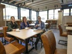 Bezoekers in lunchroom De Buren