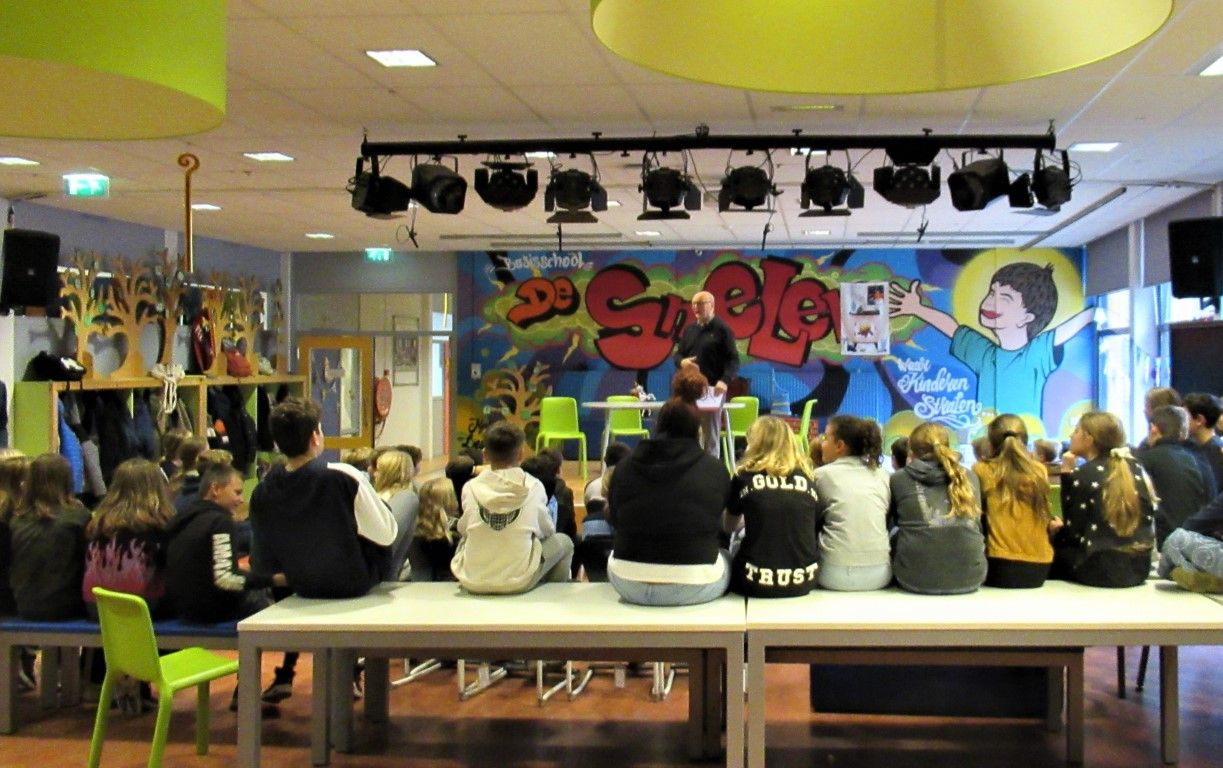 Les op basisschool De Smelen “Anders zijn mag”. Presentatie in de Aula door Sjef.