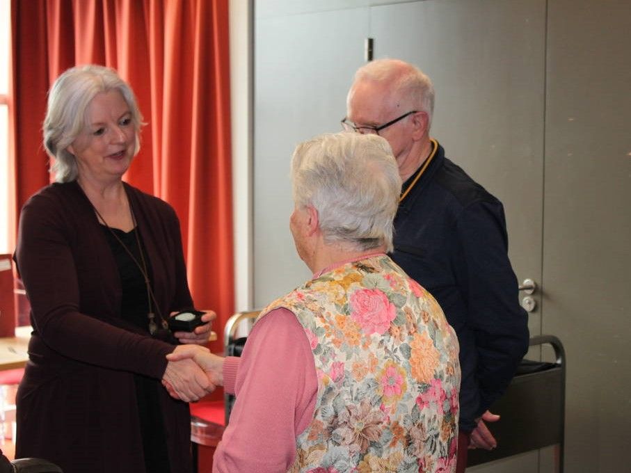 Wethouder Mieke Theus reikt de vrijwilligerspenningen uit aan Marijke van der Wolde en Jan Kok