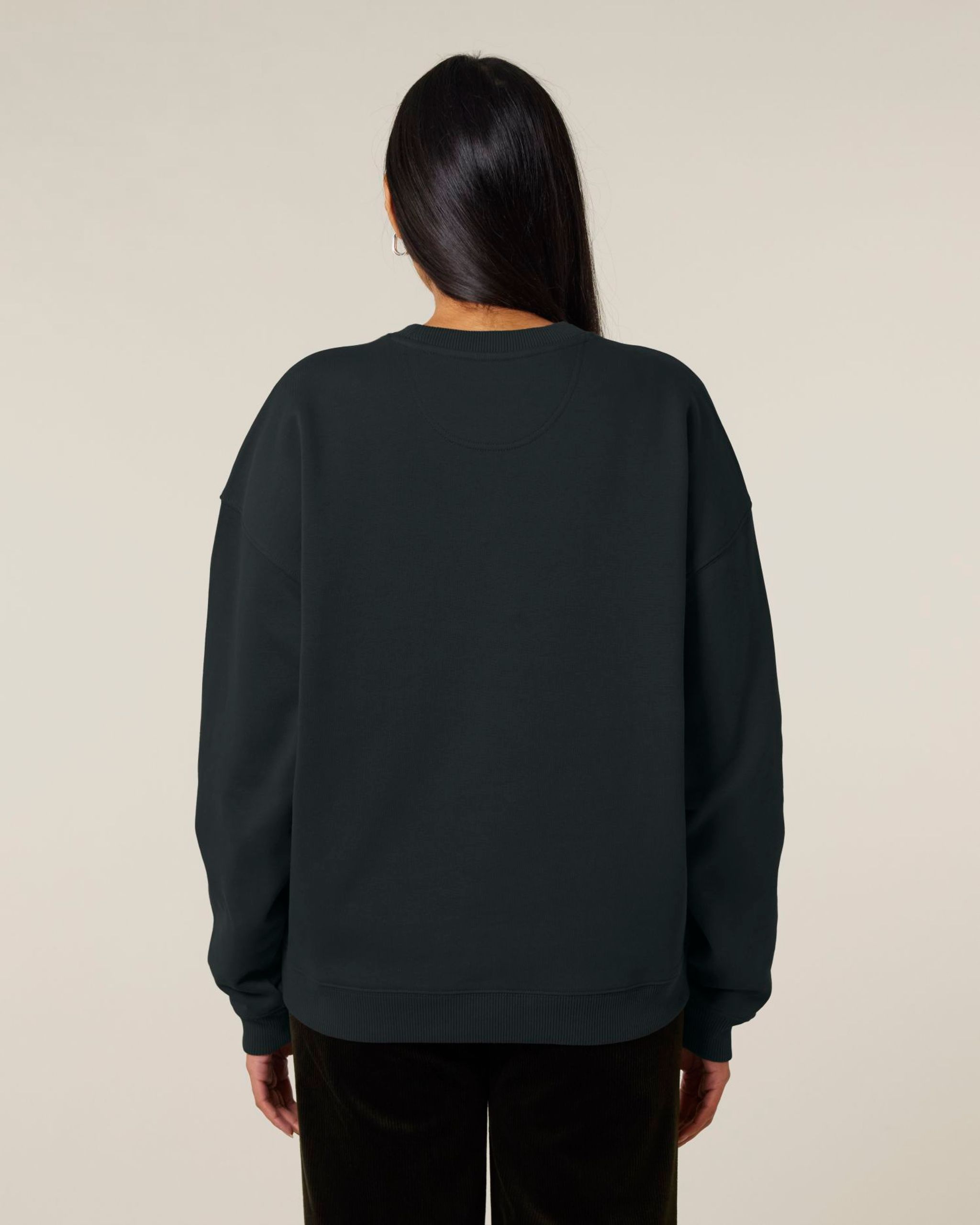 Unisex oversized mikina s kulatým výstřihem — Na postavě