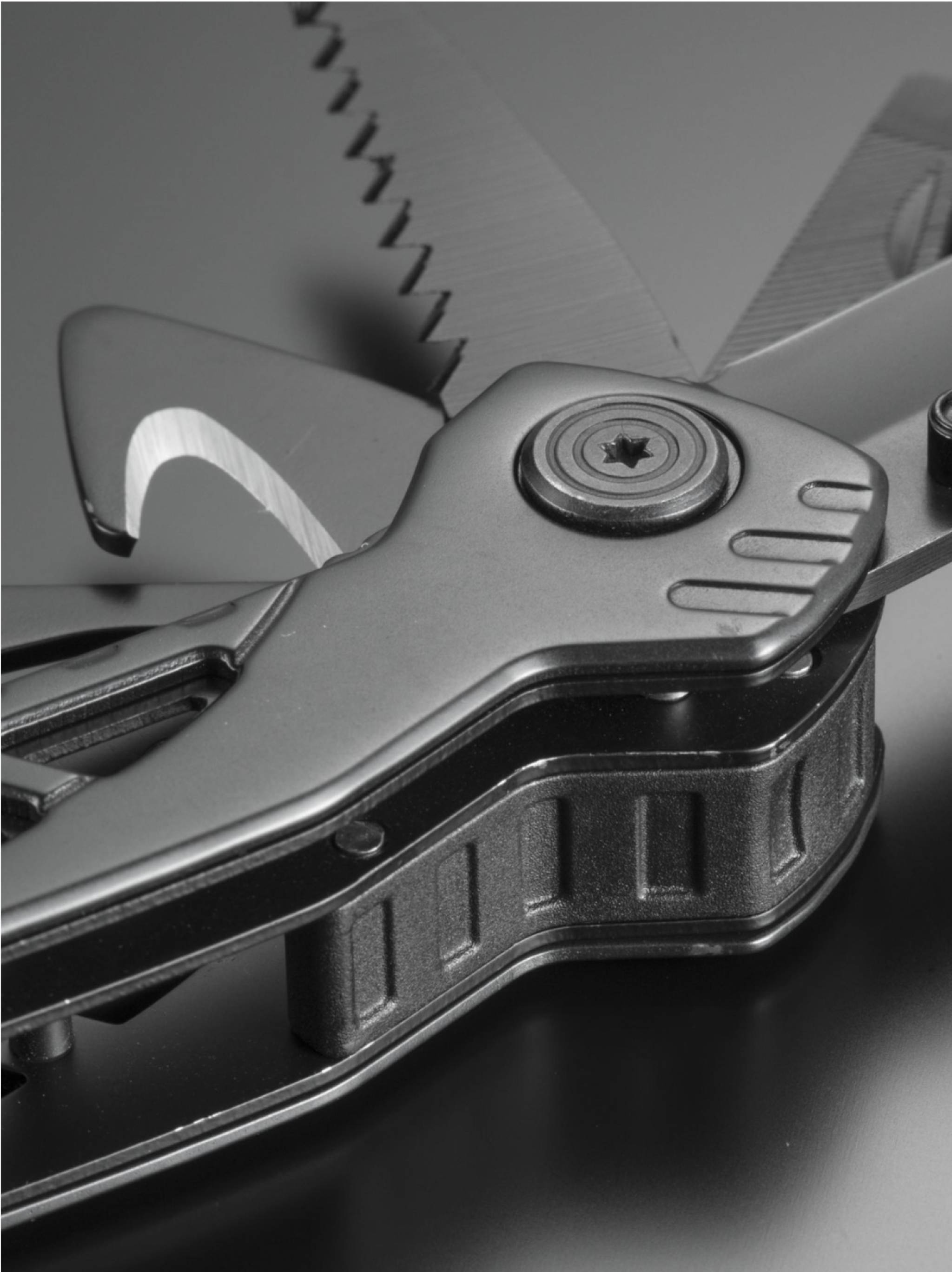 Multitool s kleštěmi z titanu — Detail