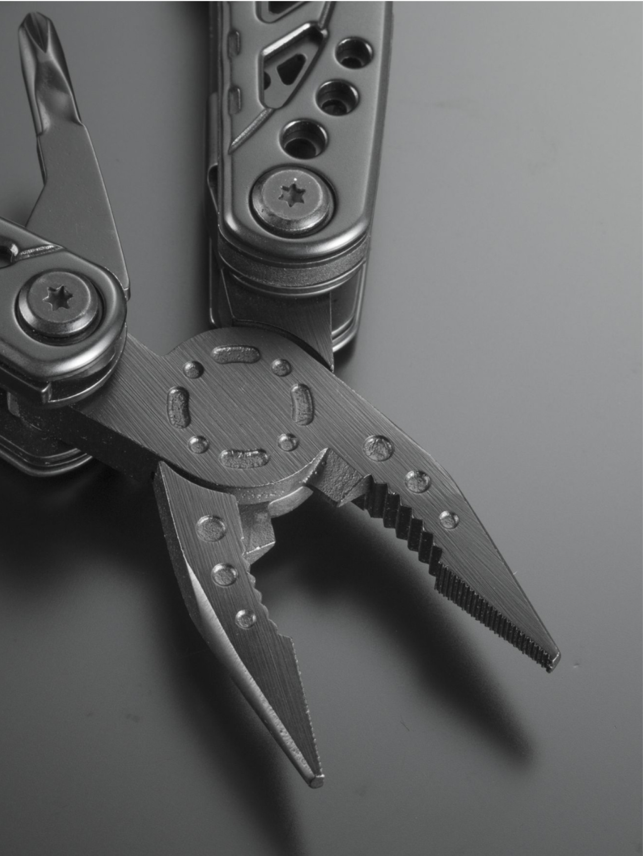 Multitool s kleštěmi z titanu — Detail