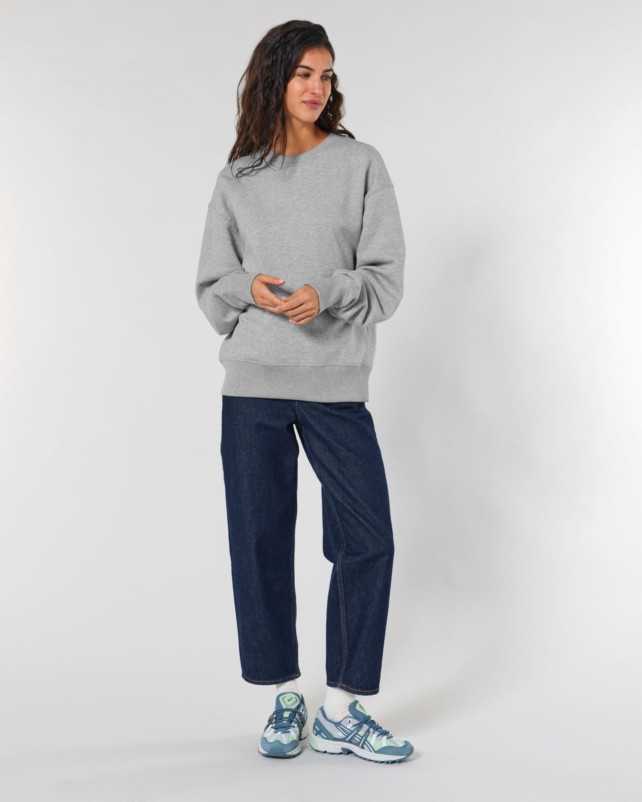 Stanley/Stella volná crewneck mikina — Na postavě