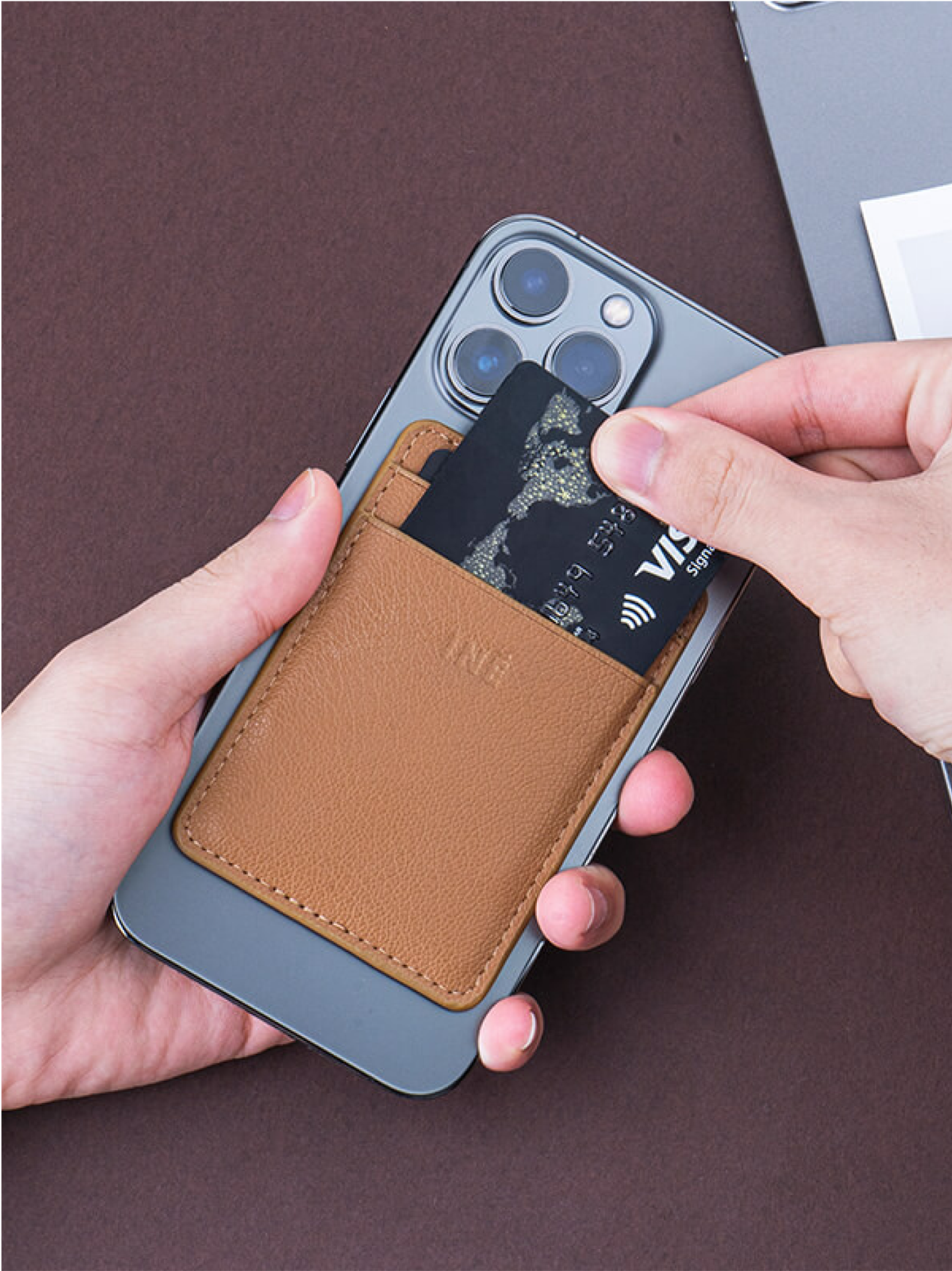 Magnetická peněženka z recyklované kůže — Detail