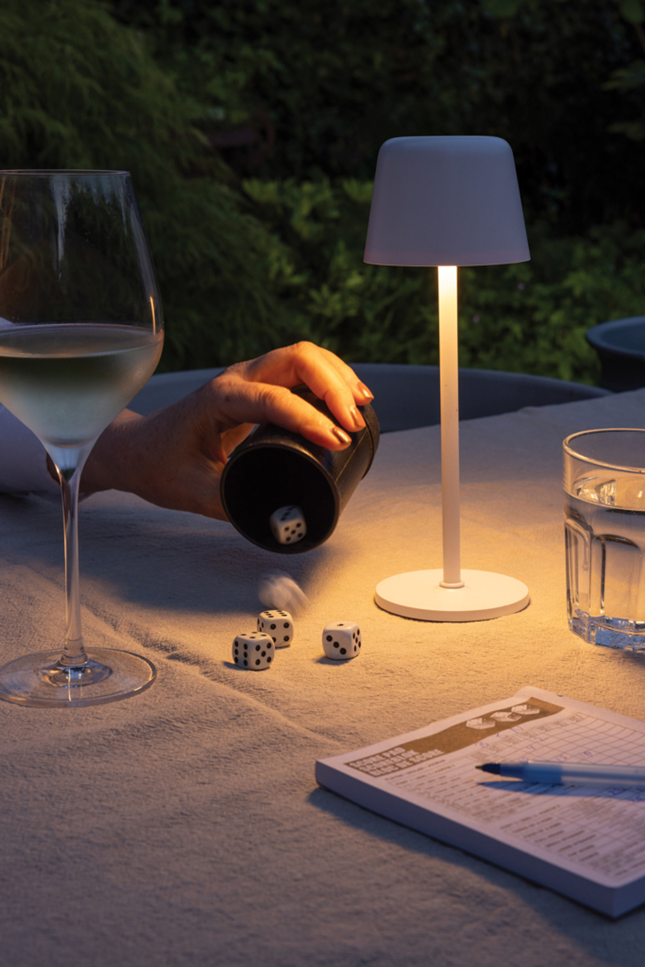 USB dobíjitelná stolní lampa Zenic z RCS recykl. plastu — V prostředí