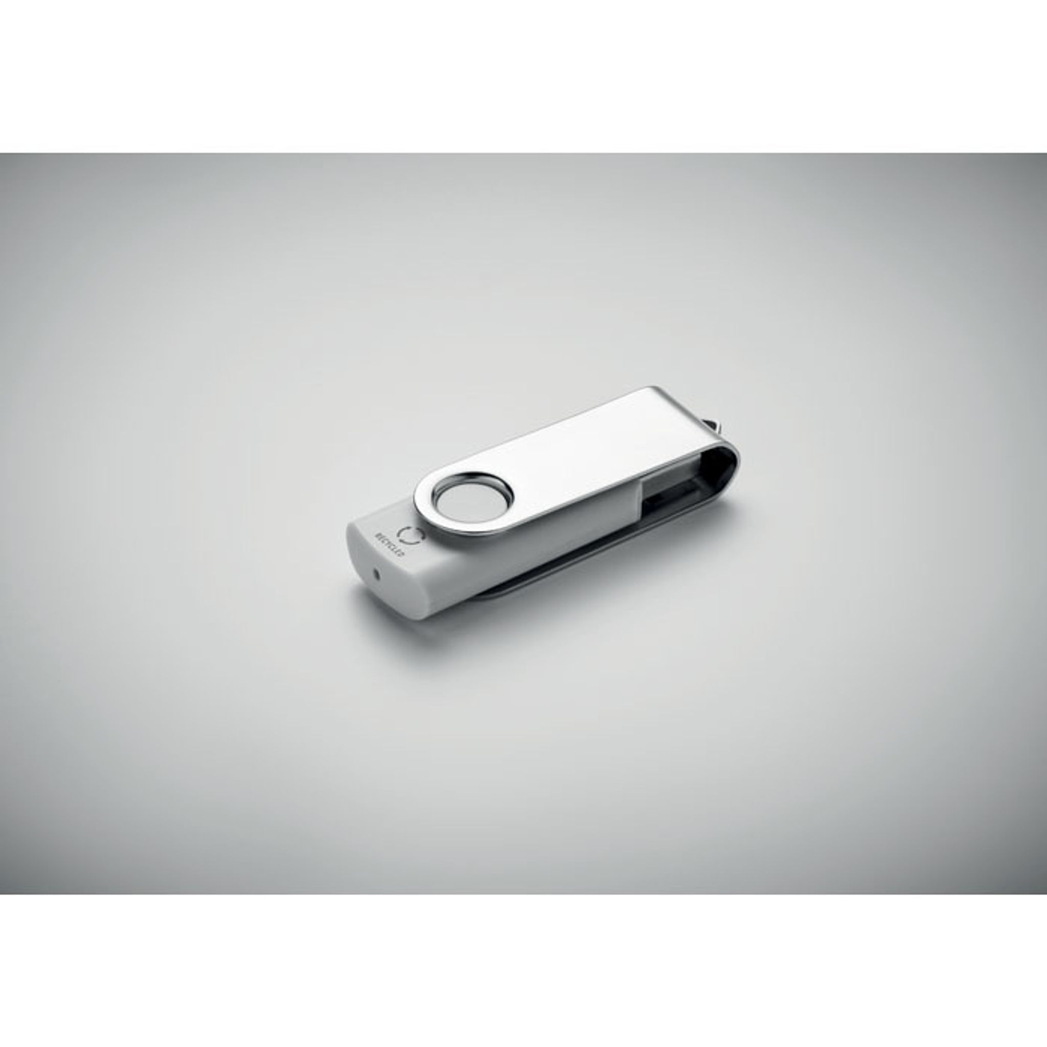 Otočný USB flash disk 16GB z recyklovaného ABS — Detail