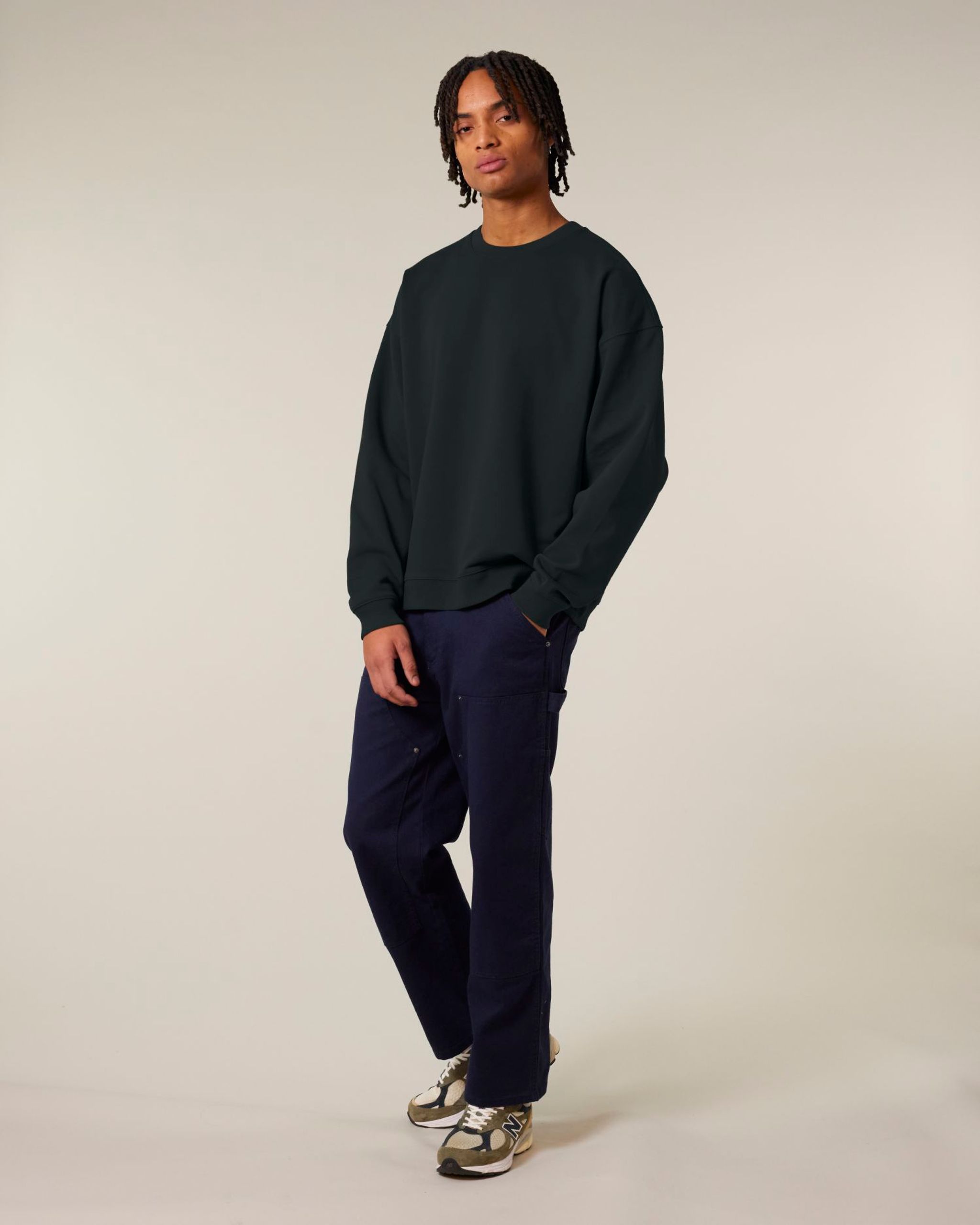 Unisex oversized mikina s kulatým výstřihem — Na postavě