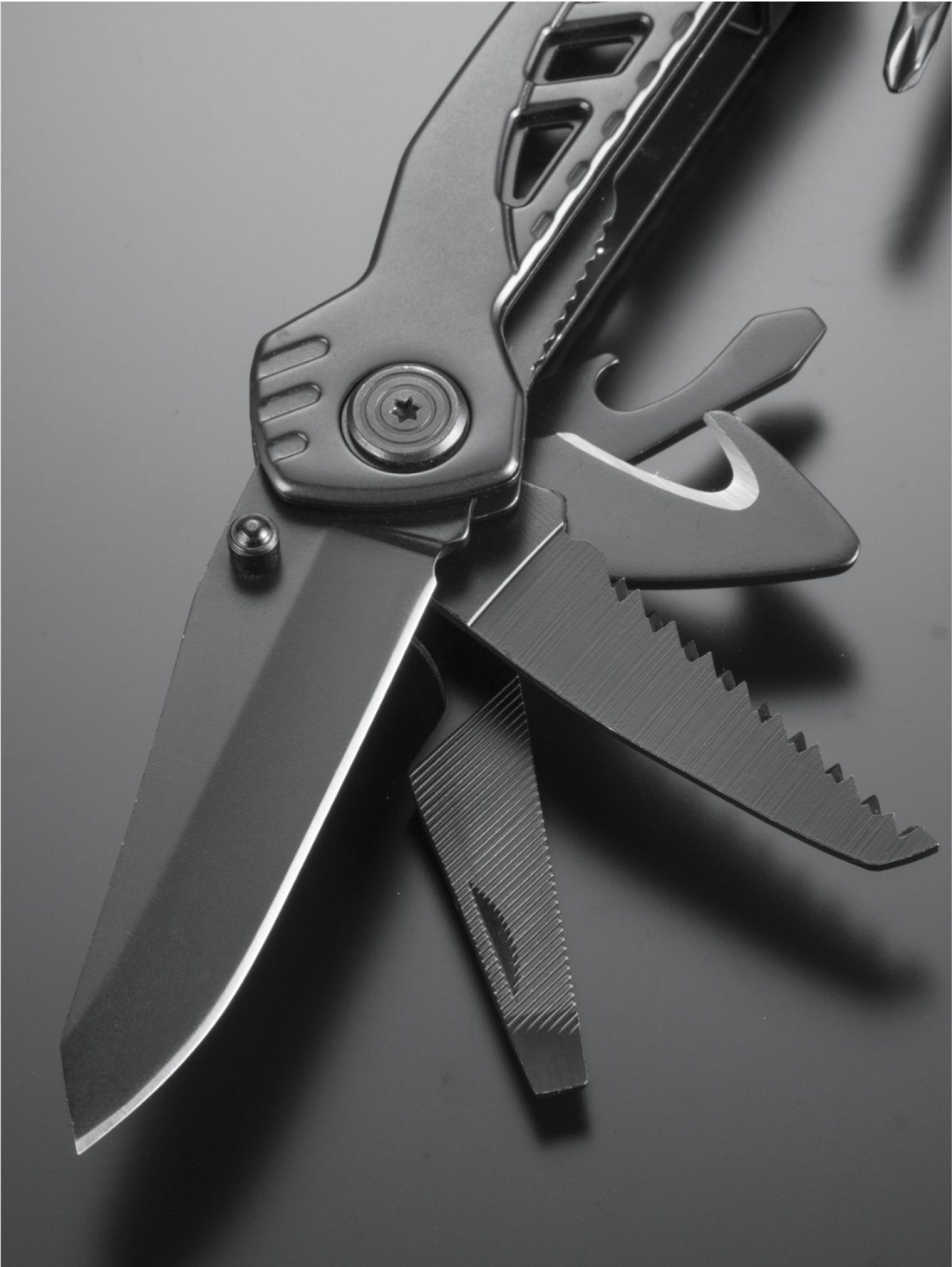 Multitool s kleštěmi z titanu — Detail