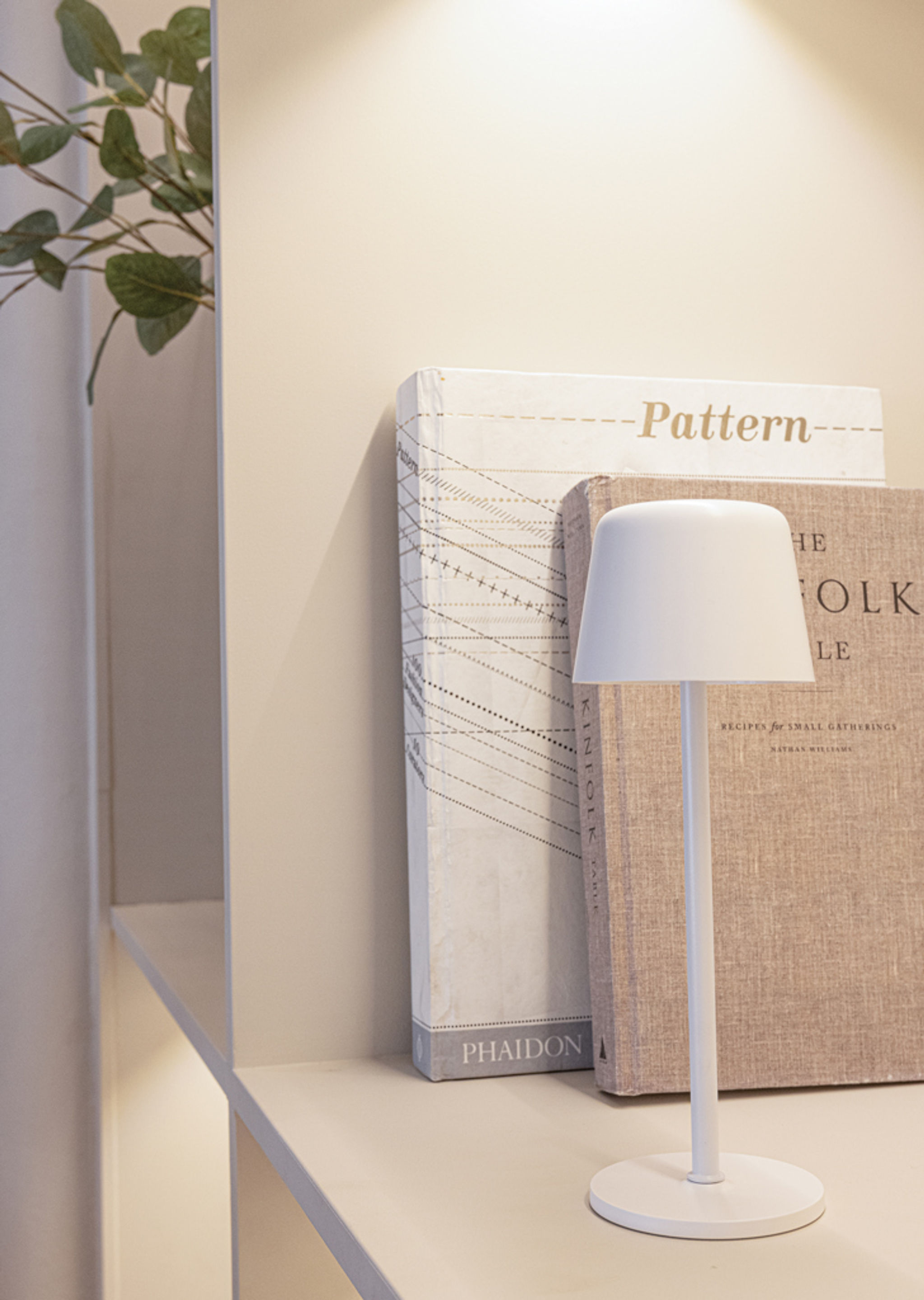 USB dobíjitelná stolní lampa Zenic z RCS recykl. plastu — V prostředí