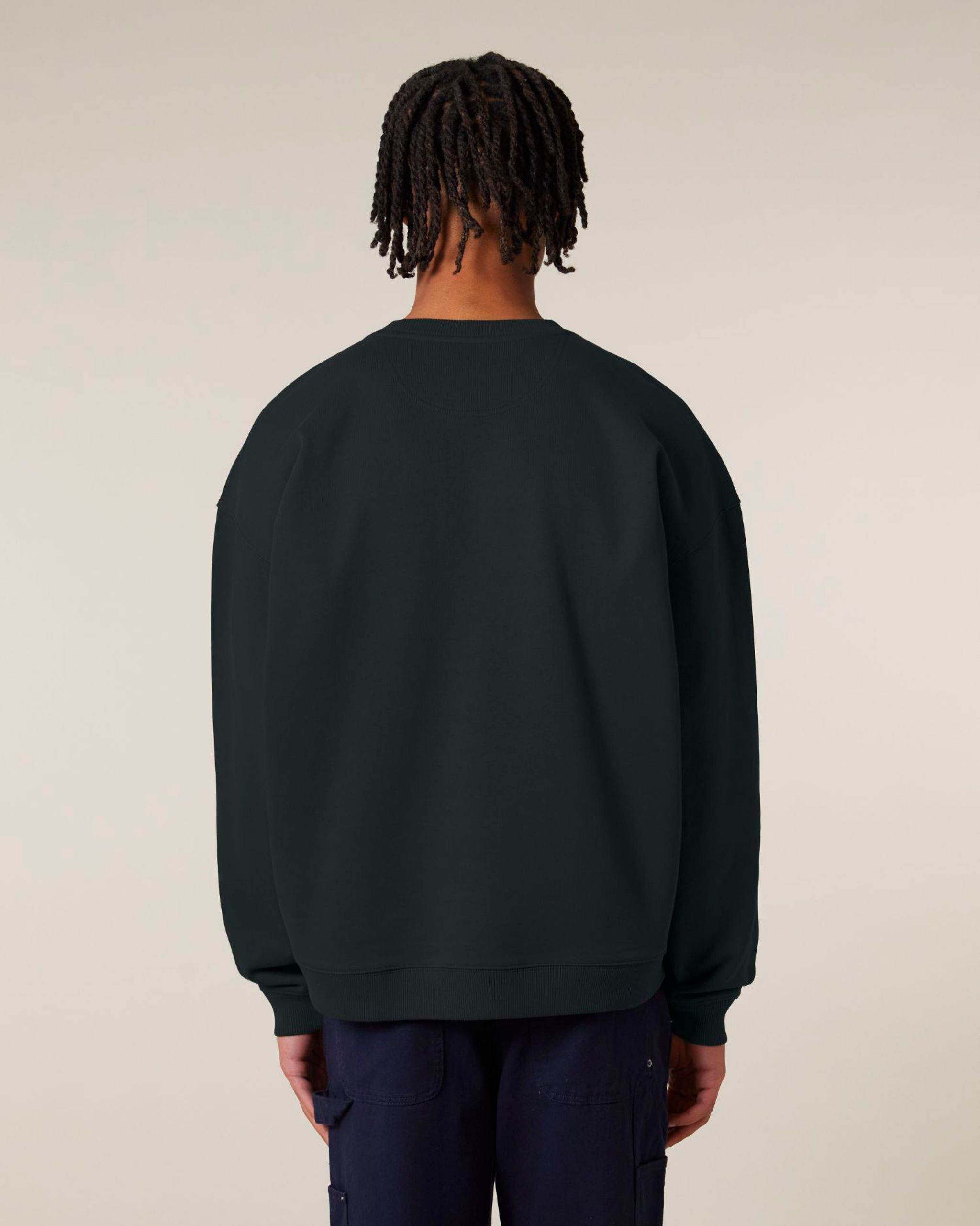 Unisex oversized mikina s kulatým výstřihem — Na postavě
