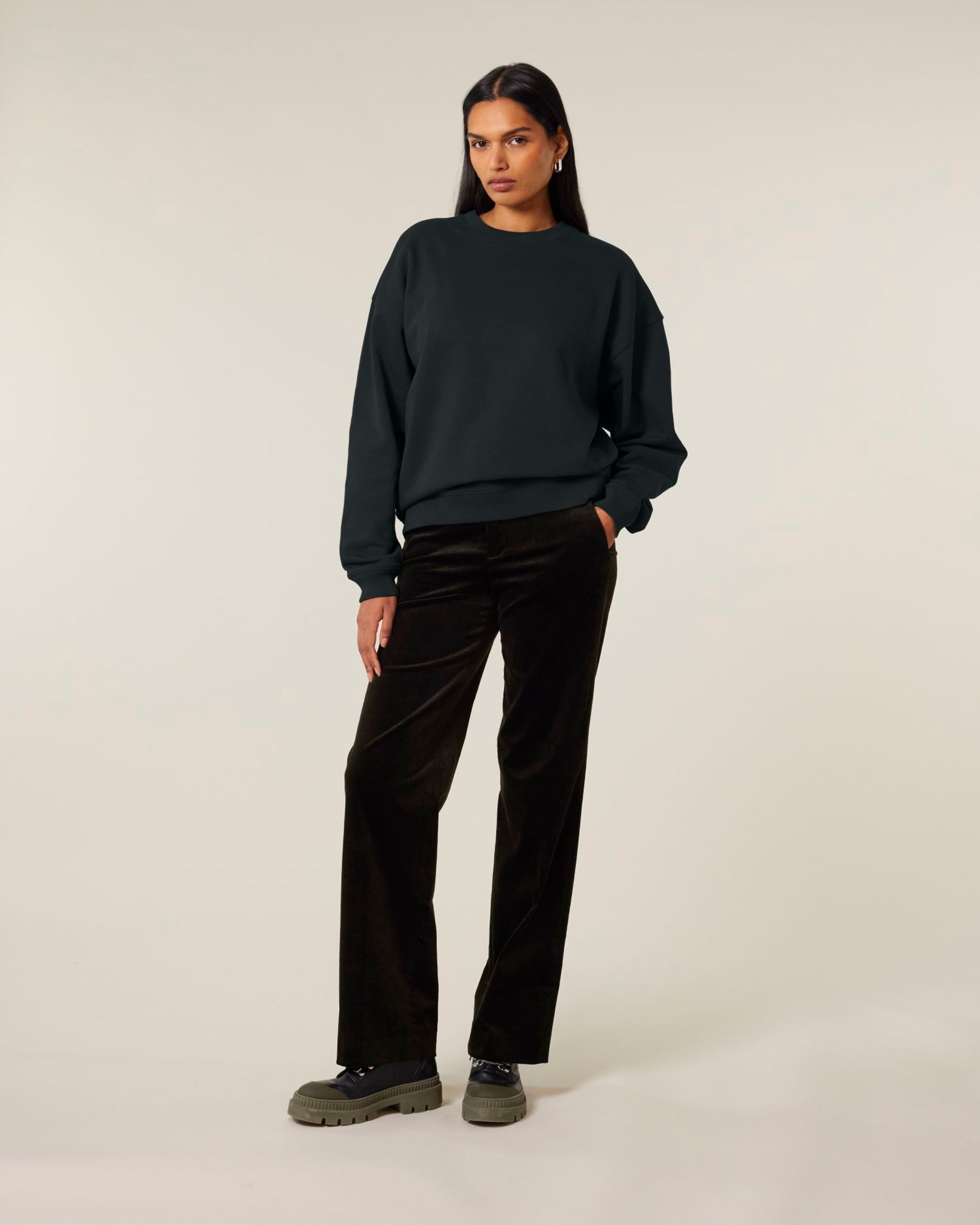 Unisex oversized mikina s kulatým výstřihem — Na postavě