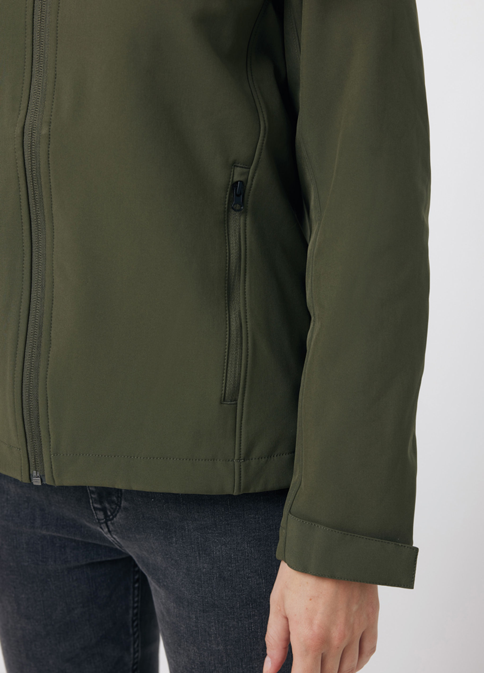Pánská soft shell bunda IQONIQ Makalu z recykl. polyesteru — Na postavě