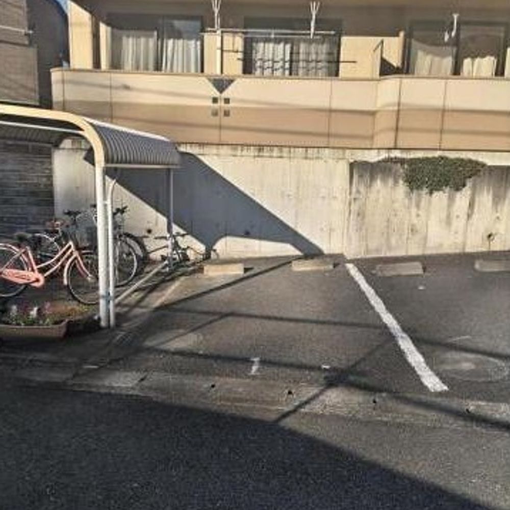王禅寺ライリッヒ・フーガ駐車場:1