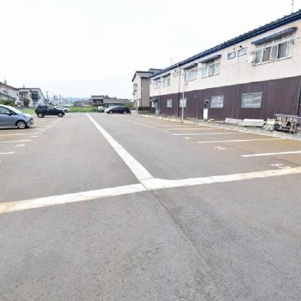 高岡市　内免駐車場:3