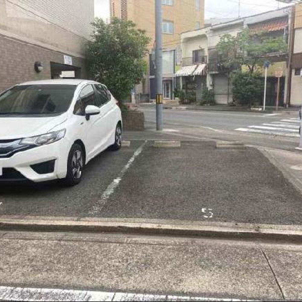 FKメゾン・ド・エタリテ敷地内駐車場:3