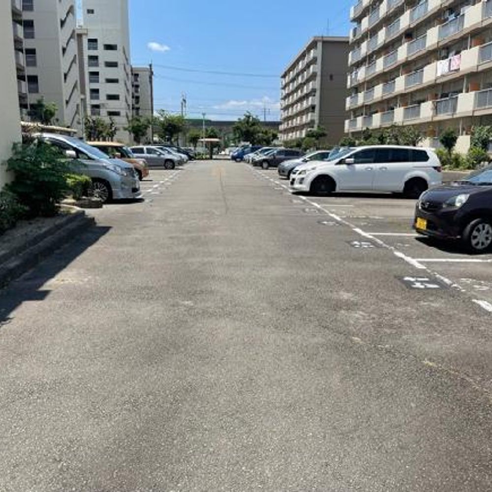 【2棟近く】新泰明荘駐車場:2