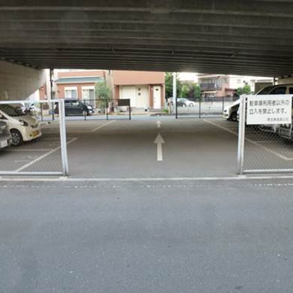 べに花陸橋高架下駐車場:2