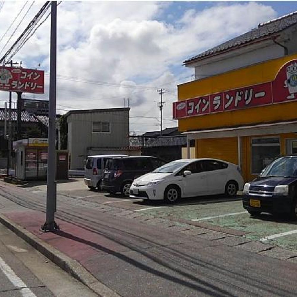 高岡市昭和町３丁目　スーパーコインランドリー昭和町店　駐車場:2