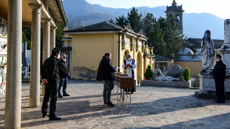 Social distancing photo gallery - funeral in Italy