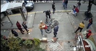 Motochoro recibe una contundente paliza en Bogotá.