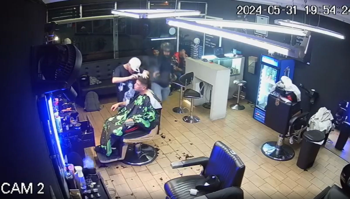 Asesinan a un hombre frente a su pequeño hijo en una barbería