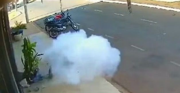 Acosador lanza explosivos frente a la tienda de mascotas de su exnovia.