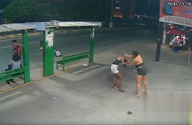 Mujer apuñala a una joven durante una pelea en una parada de autobús.