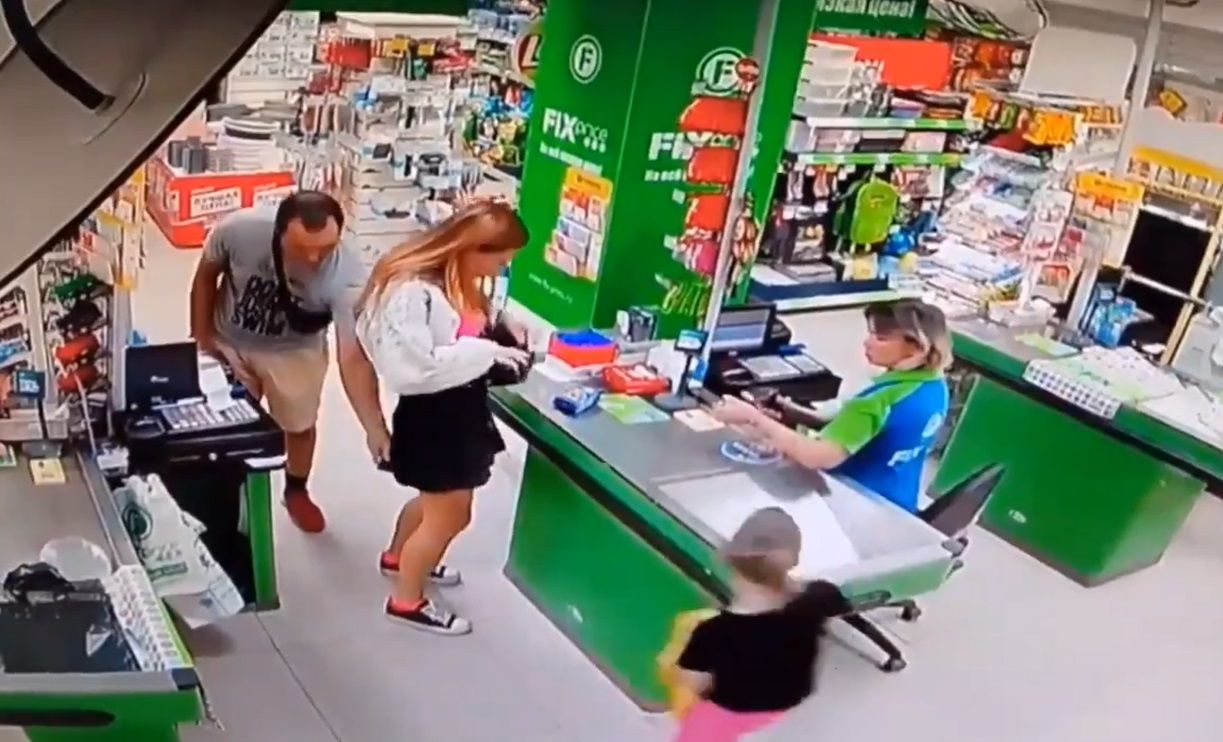 Captan a pervertido tomando fotos bajo la falda de una mujer