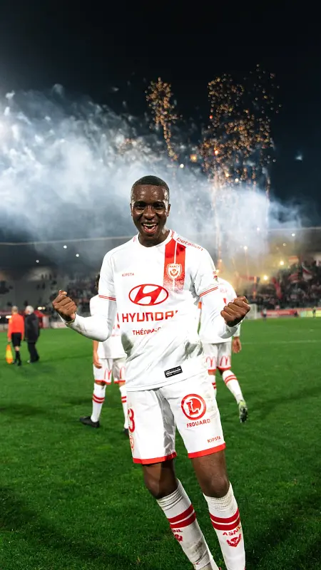 Football — duel aérien